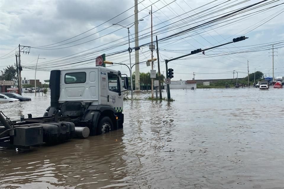 El Gobernador Pablo Lemus dijo que la lluvia que azotó ayer en Tlajomulco, y que ocasionó el desborde del Arroyo Seco, afectó a 50 viviendas.