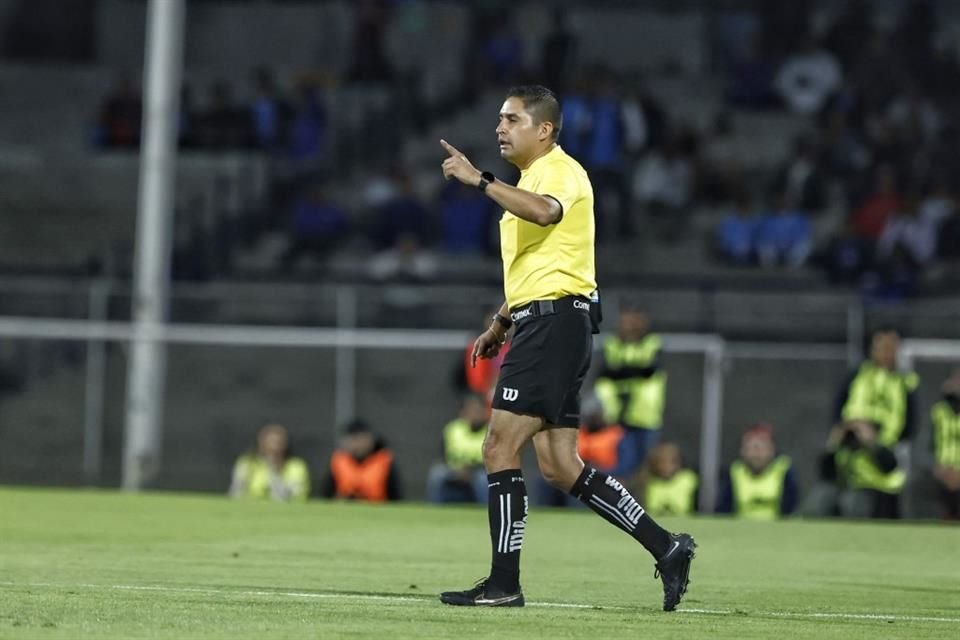 Óscar Mejía fue designado como árbitro central del Clásico Nacional América vs. Chivas de este sábado.