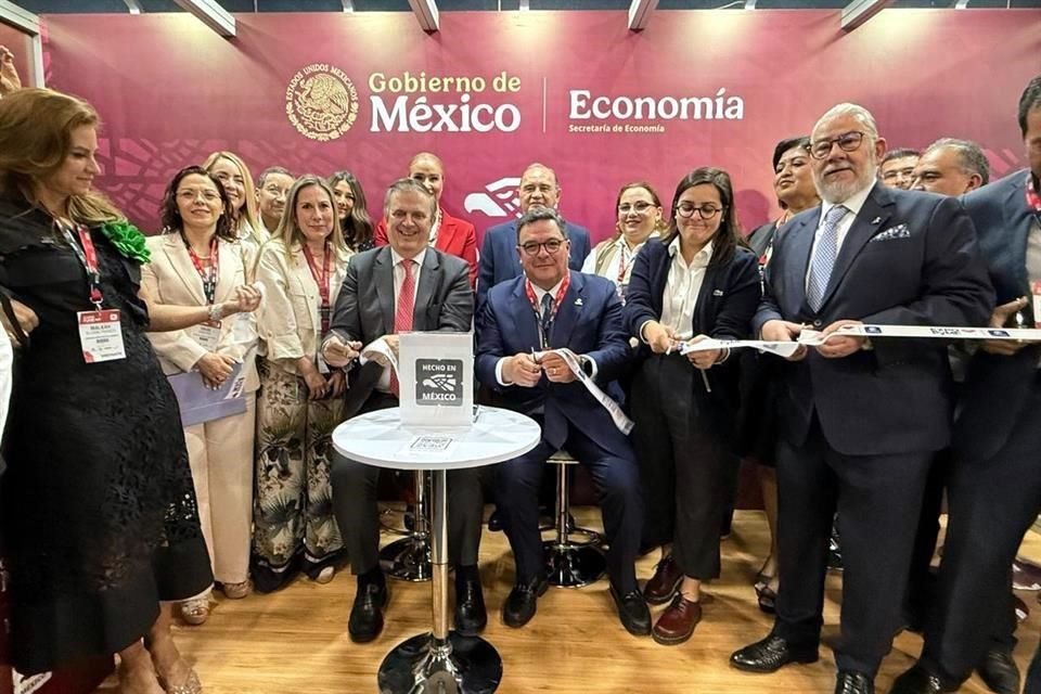 Marcelo Ebrard (centro), secretario de Economía, y Jorge Santos Reyna, presidente de la Caintra NL.