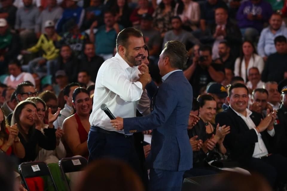 En su primer Informe como Alcalde de Tlajomulco, Gerardo Quirino Velázquez destacó la inversión en obras por mil 200 mdp y la recuperación de vivienda.