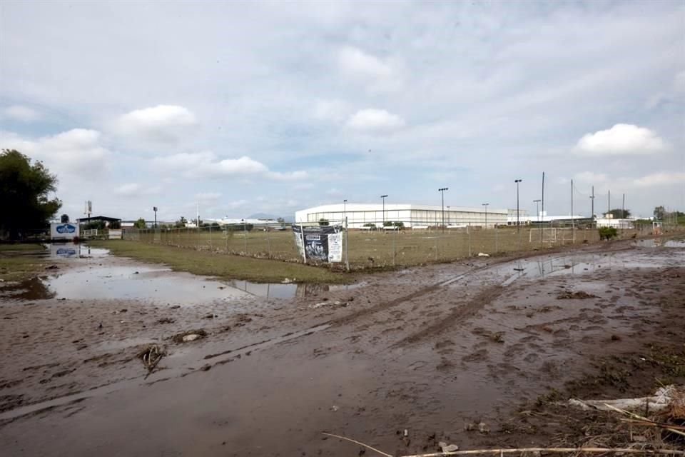 Decenas de negocios resultaron afectados por la intensa tormenta que cayó la noche del lunes en la zona Valles de Tlajomulco.