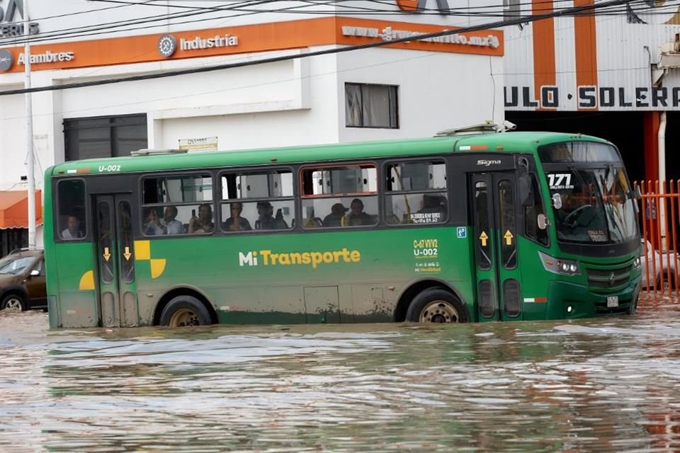 Miles de personas vivieron horas de angustia, atrapados en la inundación.