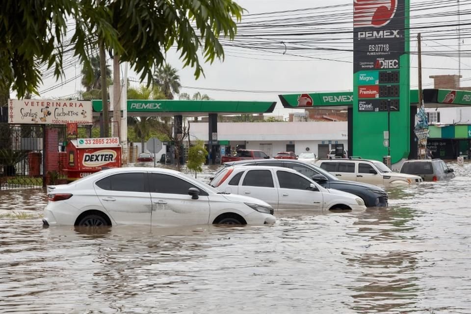 Miles de personas quedaron varadas entre la noche del lunes y la mañana del martes, por inundaciones en torno a la Avenida Adolf Horn.