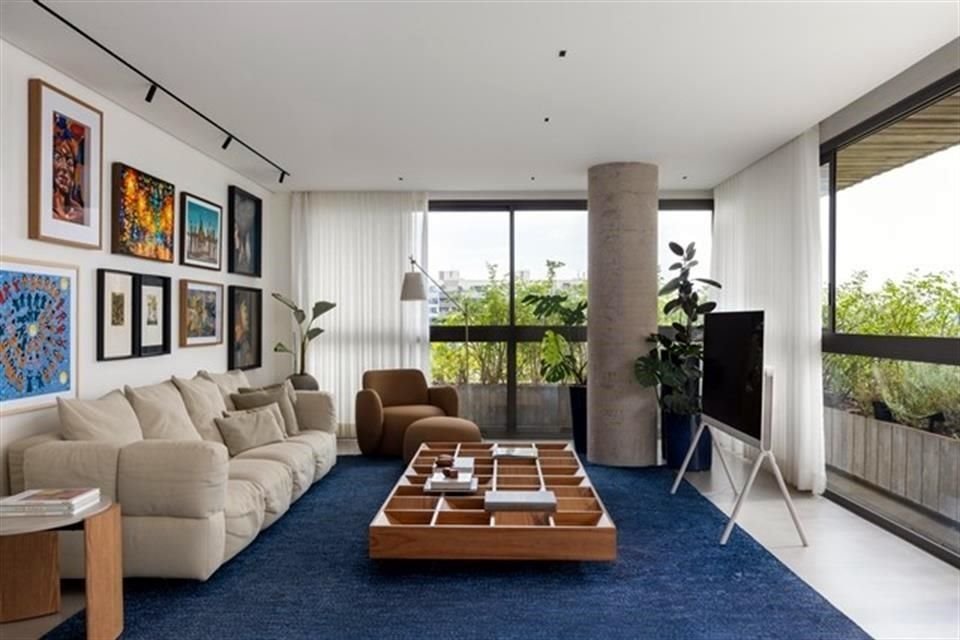 Un televisor de pie permite que la sala de estar tenga vistas al parque Burle Marx, frente al edificio.