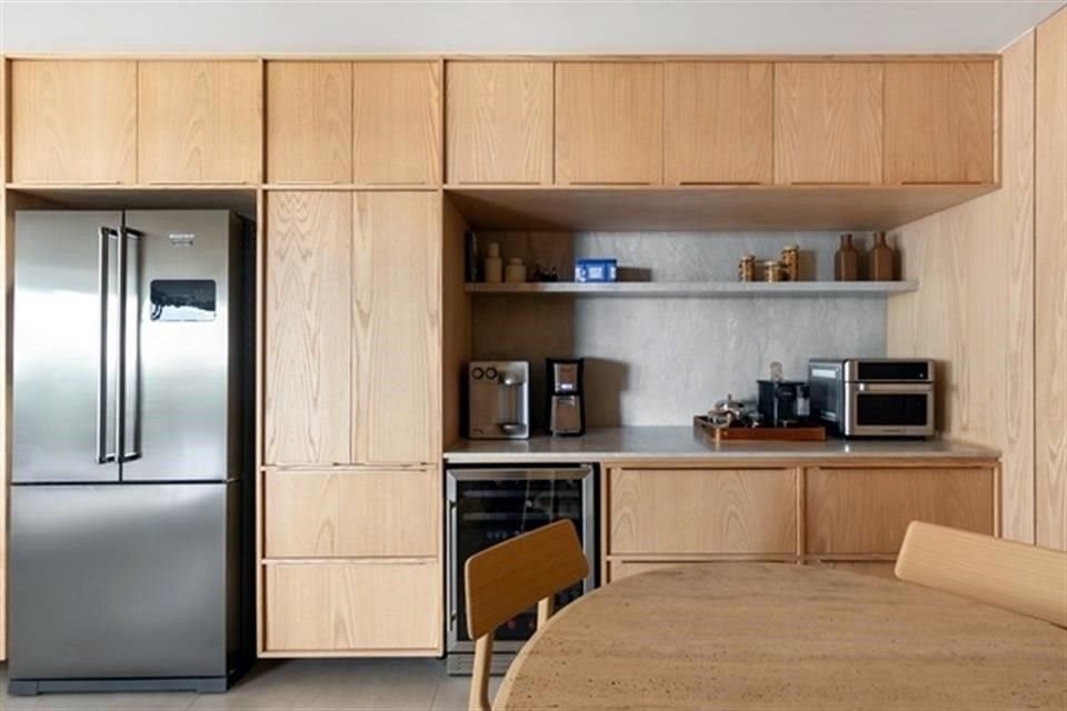 El mobiliario y acabados de la cocina fueron hecho con madera natural.