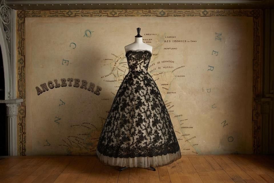 La casa de moda Dior presentará su galería junto a la fundación Azzedine en exposición doble ofreciendo un poco más de la admiración hacia el legendario diseñador Christian Dior y sus diseños a través de los años.