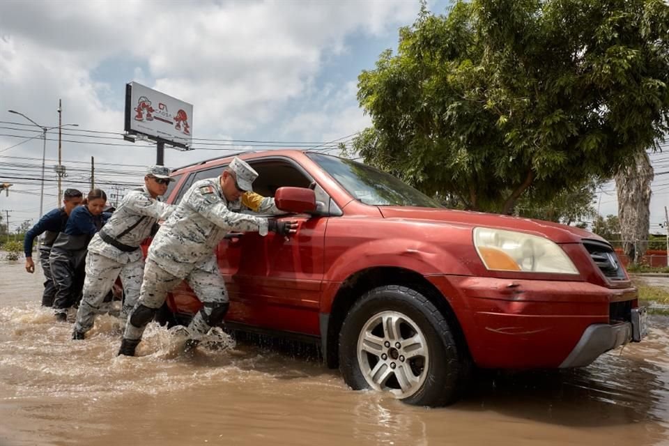 Elementos de la Guardia Nacional brindaron ayuda a ciudadanos.