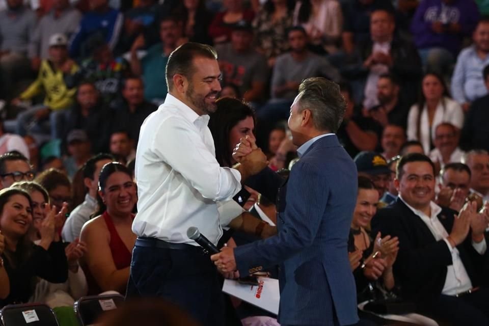 Con 'amor' reflejado en obras, el Gobernador de Jalisco pagó el 'amor' entregado por Tlajomulco, en el informe del Alcalde Gerardo Quirino.