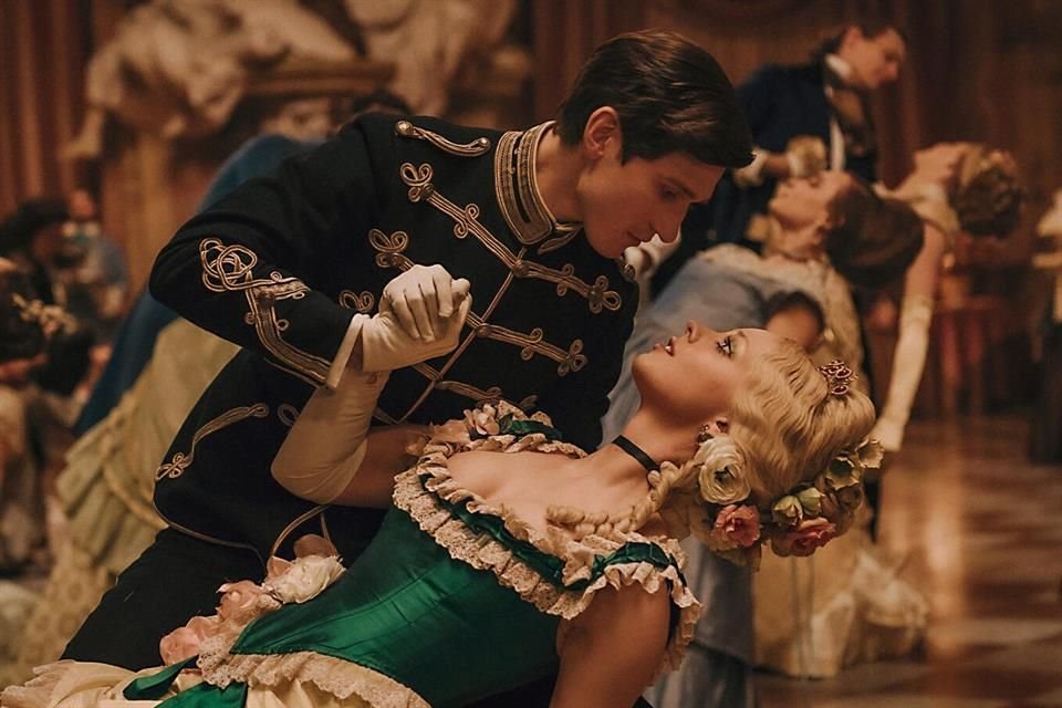 Ubicado en Europa en el siglo 19, el atmosférico filme, que estrena en cines este jueves, invita a empatizar con Elvira, la mayor de las hermanastras.