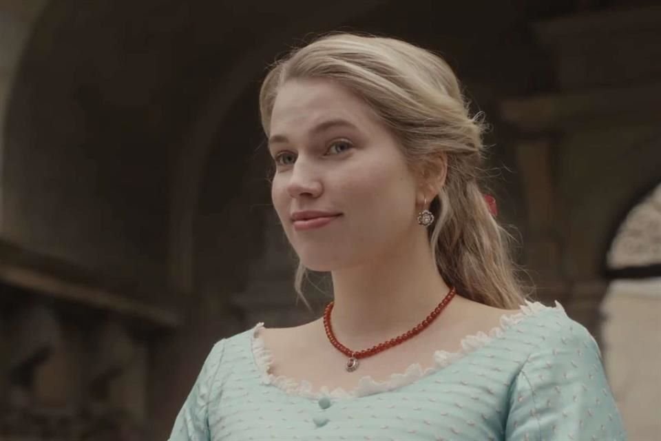Inocente, Elvira ve en el Príncipe una fantasía romántica. Su competencia será la deslumbrante y experimentada Agnes (Thea Sofie Loch Næss), 'Cenicienta'.