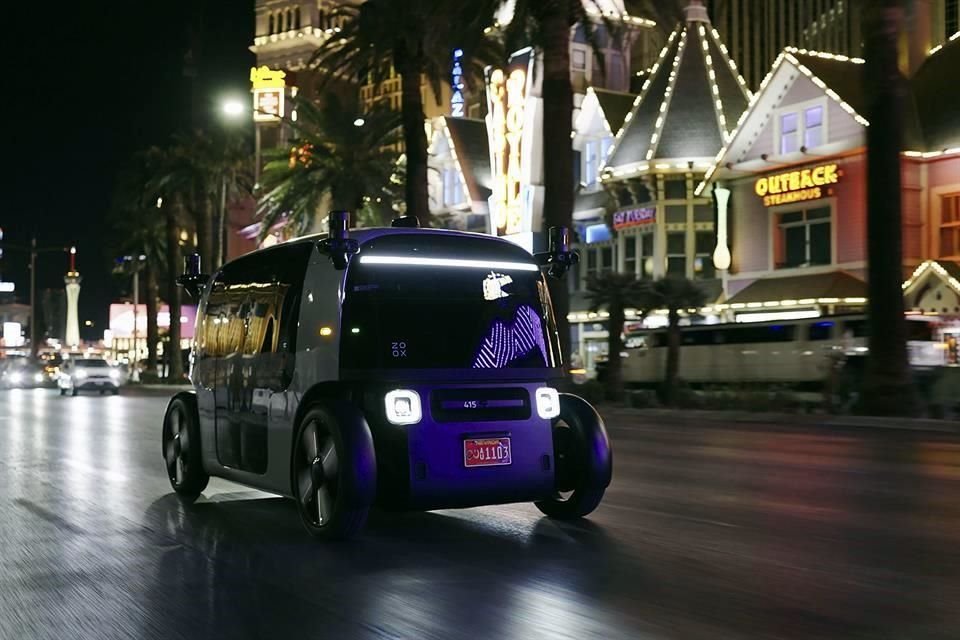 El robotaxi Zoox de Amazon circula en calles de Las Vegas com parte del lanzamiento de su servicio.