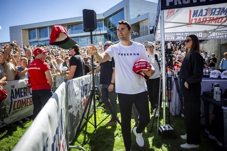 El activista de derecha pro Trump, Charlie Kirk, recibió un disparo en un evento universitario en Utah, según reportes.