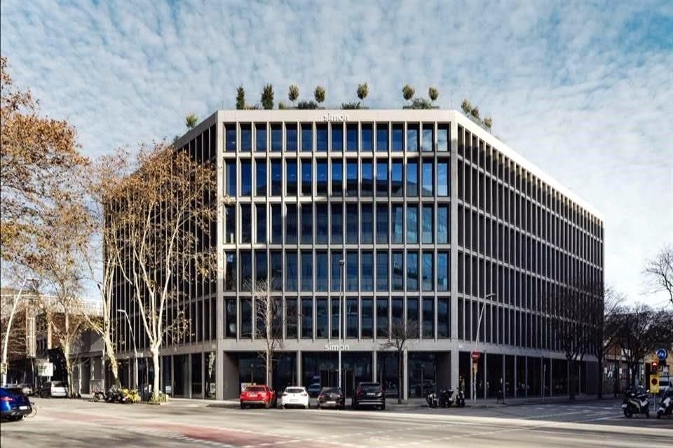 La edificación de cinco niveles se localiza en una esquina de Barcelona.