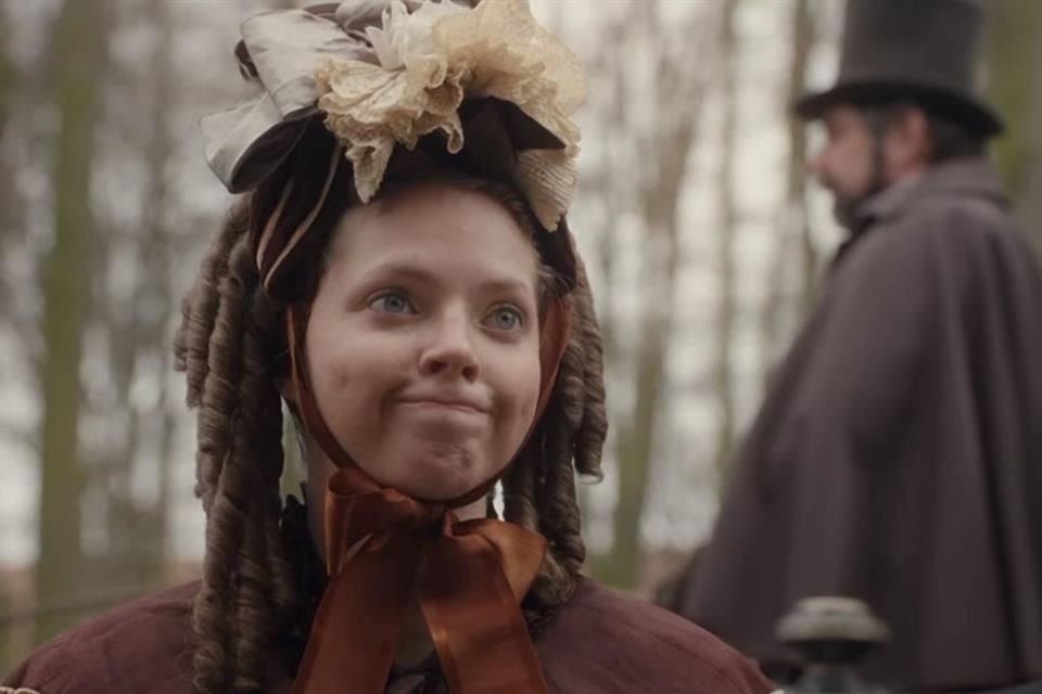La directora y guionista Emilie Blichfeldt recrea la historia desde el punto de vista de una de las hermanastras, Elvira (Lea Myren), quien sueña con casarse con el Príncipe Julian (Isac Calmroth).