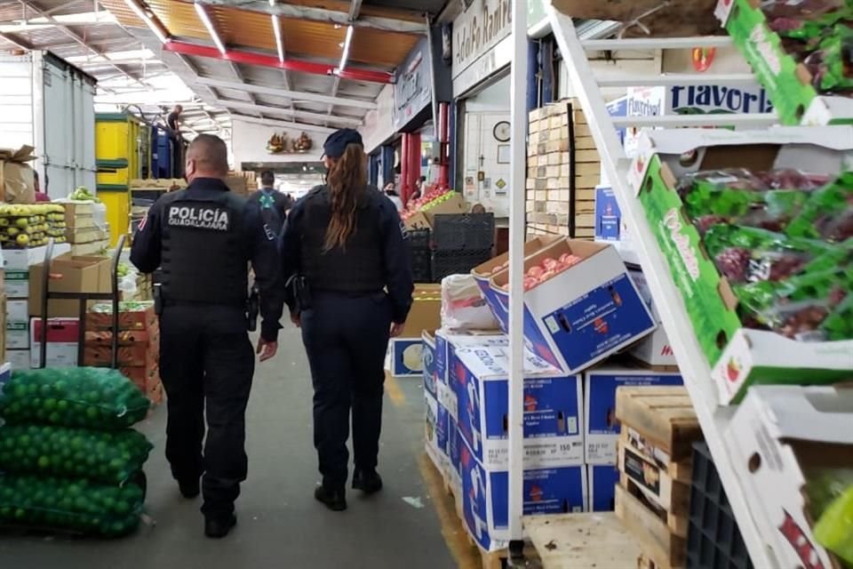 Policía de Guadalajara mantiene vigilancia en la zona del Mercado de Abastos.