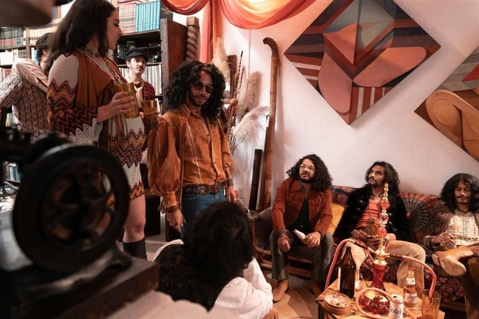 El reparto extendido es eficiente, tanto los organizadores 'fresas' como los jipitecas ('un hippie orgullosamente azteca').
