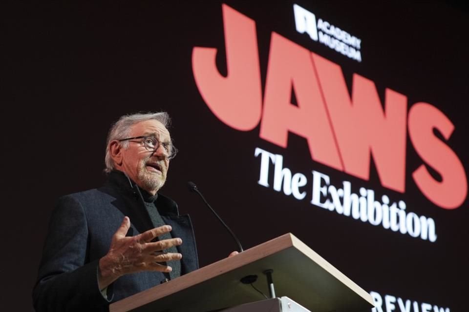 Steven Spielberg inauguró en el Museo de la Academia de Cine en Los Ángeles, 'Tiburón: La Exposición', que abre sus puertas este domingo.