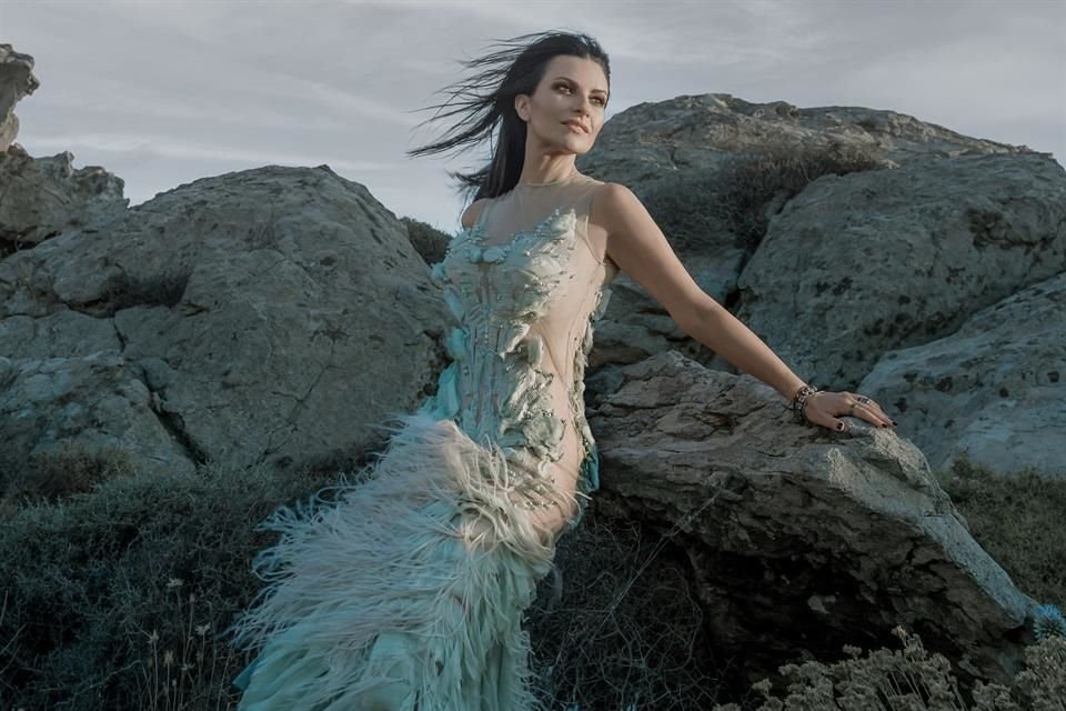Laura Pausini es la primera estrella de Italia en compartir con fans premios y recuerdos de su vida; lanza 'Mi Historia Entre Tus Dedos'.