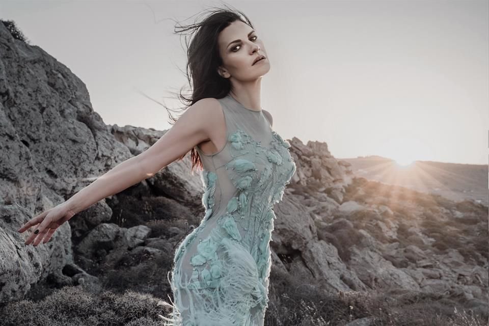 De 51 años, Pausini no se desvía de la ruta del éxito, y al hablar cinco idiomas le da importancia a la diversidad lingüística en su música.