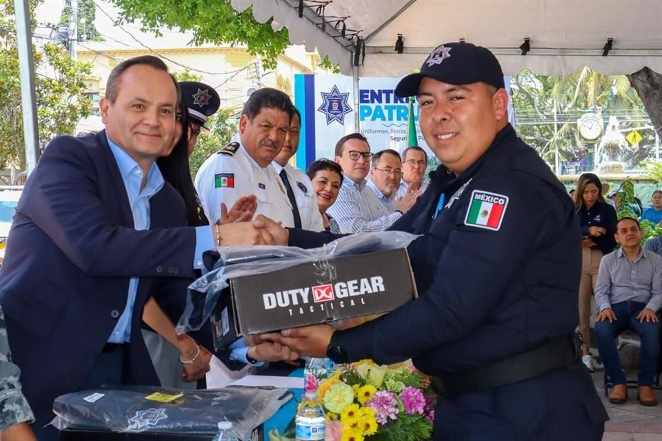 Se les entregó tres patrullas, dos razrs, uniformes con camisolas y botas, colchones, literas, mobiliario de oficina y un bono económico a 129 elementos.