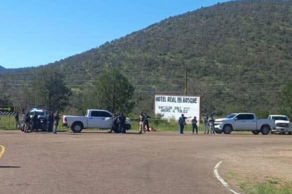 Fueron reportados a las autoridades un total de cinco cuerpos, dos mujeres y tres hombres, en inmediaciones de la carretera de Temósachic a  Madera, en Chihuahua.