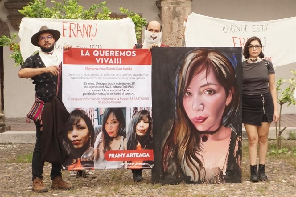 Jóvenes artistas, amigos y conocidos de Frany Arteaga, privada de la libertad en galería de GDL, se reunieron en el Centro para recordarla.