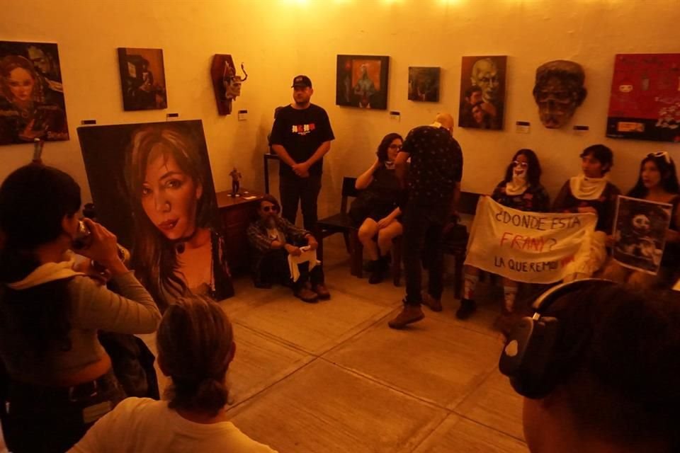 Jóvenes artistas, amigos y conocidos de Frany Arteaga, privada de la libertad en galería de GDL, se reunieron en el Centro para recordarla.