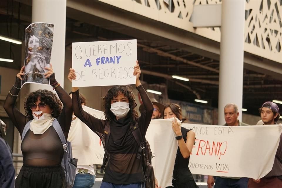 Jóvenes artistas, amigos y conocidos de Frany Arteaga, privada de la libertad en galería de GDL, se reunieron en el Centro para recordarla.