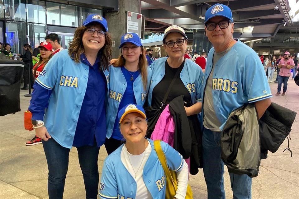 La familia llegó vestida de azul, pero a que Alejandra apoya a Diablos Rojos.