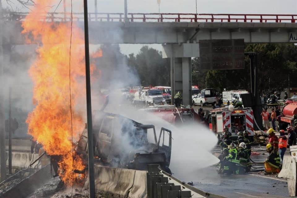La explosión de una pipa de gas en Ignacio Zaragoza, en Iztapalapa, provocó un incendio que dejó 70 personas heridas, 3 de ellas murieron.