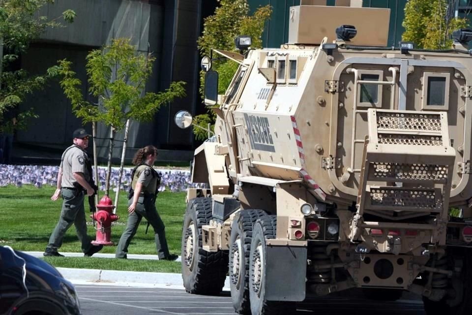 Policías acudieron a la universidad Utah Valley, donde el activista Charlie Kirk fue asesinado ayer.