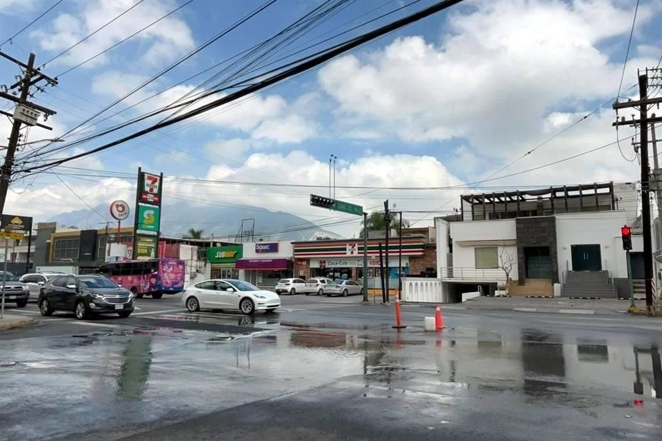  El cruce de la Av. Vasconcelos y Lomas del Valle luce invadida de aguas negras que brotan de una alcantarilla.