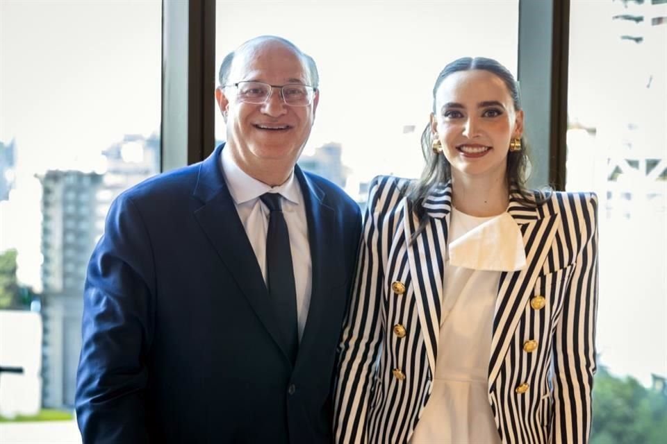 Ilan Goldfajn, Banco Interamericano de Desarrollo (BID) y Altagracia Gómez, coordinadora del Consejo Asesor de Desarrollo Económico Regional y Relocalización de Empresas de la Presidenta.