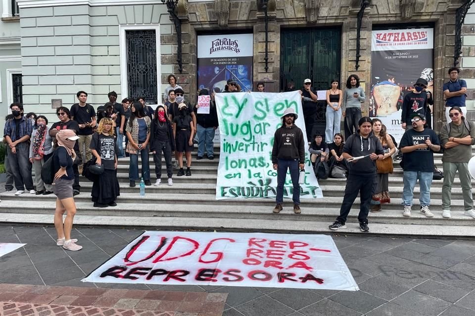 Estudiantes de la Universidad de Guadalajara protestan a fuera del Museo de las Artes.
