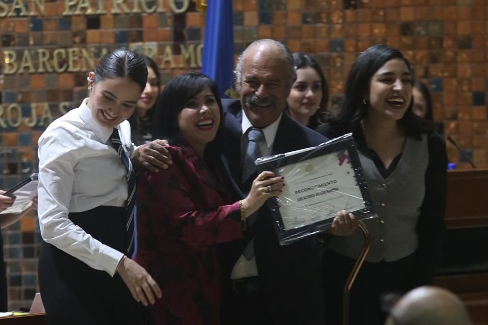Diputadas Itzul Barrera, Marta Estela Arizmendi y Valeria Ávila, entregan reconocimientos de antigüedad a los trabajadores del Congreso del Estado.