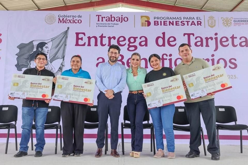 Entregan en Acapulco apoyo de Jóvenes Construyendo el Futuro