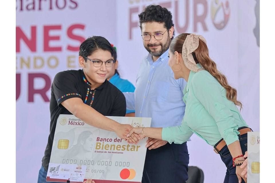 Entregan en Acapulco apoyo de Jóvenes Construyendo el Futuro