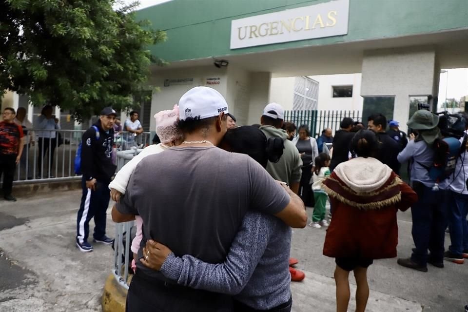 Familiares de Oscar Rubén Cortes Cisneros,  quien resultó lesionado tras la explosión de la pipa de gas en Santa Martha, reciben la noticia de su fallecimiento, afuera del Hospital Rubén Leñero.