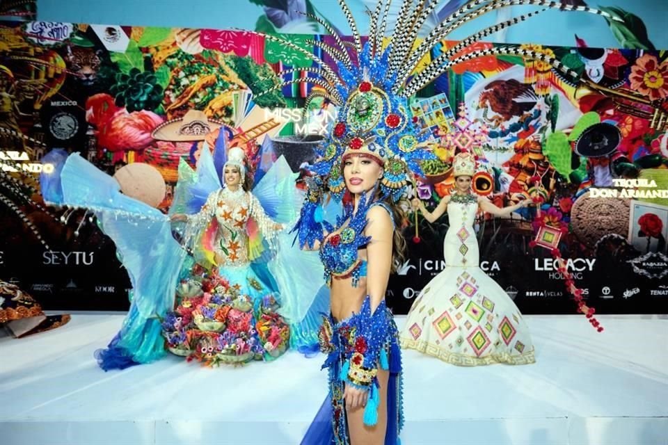 Las concursantes desfilaron con trajes elaborados que incorporaron plumas, penachos, máscaras, pedrería y elementos contemporáneos.
