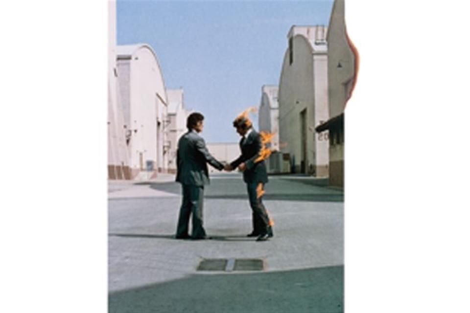 La portada del álbum muestra a dos hombres trajeados dándose un apretón de manos, mientras uno se incendia, en medio de los estudios de Warner Bros.