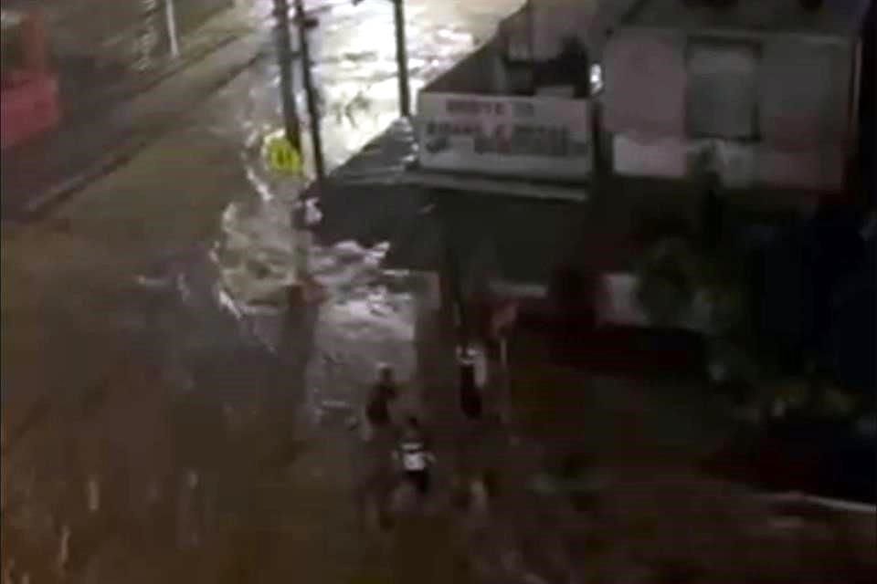 El hombre, junto a un amigo, salió rumbo a rescatar a la mujer arrastrada por la corriente.