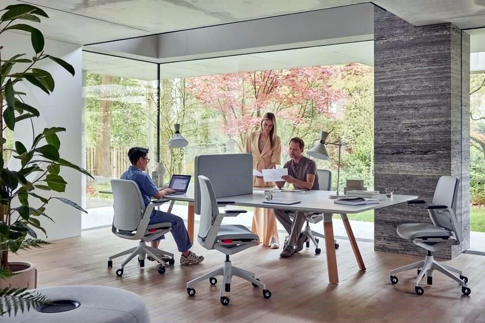 El modelo de la silla es ergonómico y hace más placenteras las jornadas laborales.