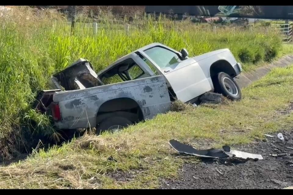 Una camioneta salió del camino por el accidente.