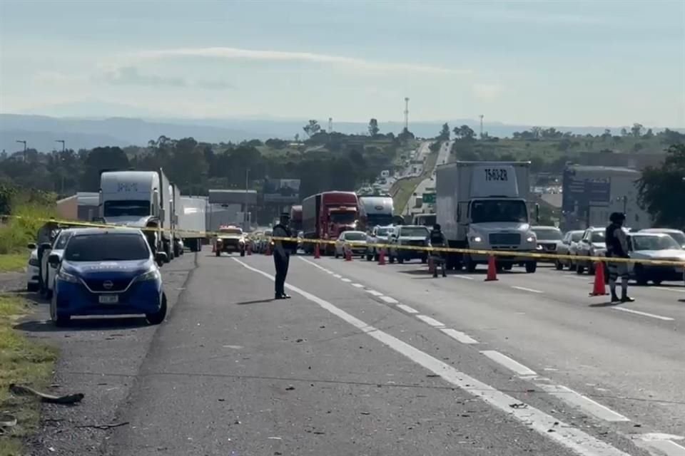 El accidente dejó dos lesionados y provocó tráfico pesado en la zona.