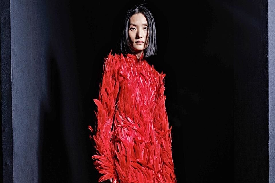 Tradición, espontaneidad y toques caribeños caracterizan la colección de otoño de Ferragamo, protagonizada por el color rojo.