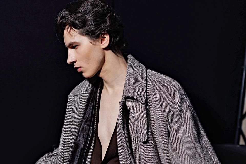 Suéteres de cashmere con tramas de rombos geométricos arman parte de las siluetas masculinas.