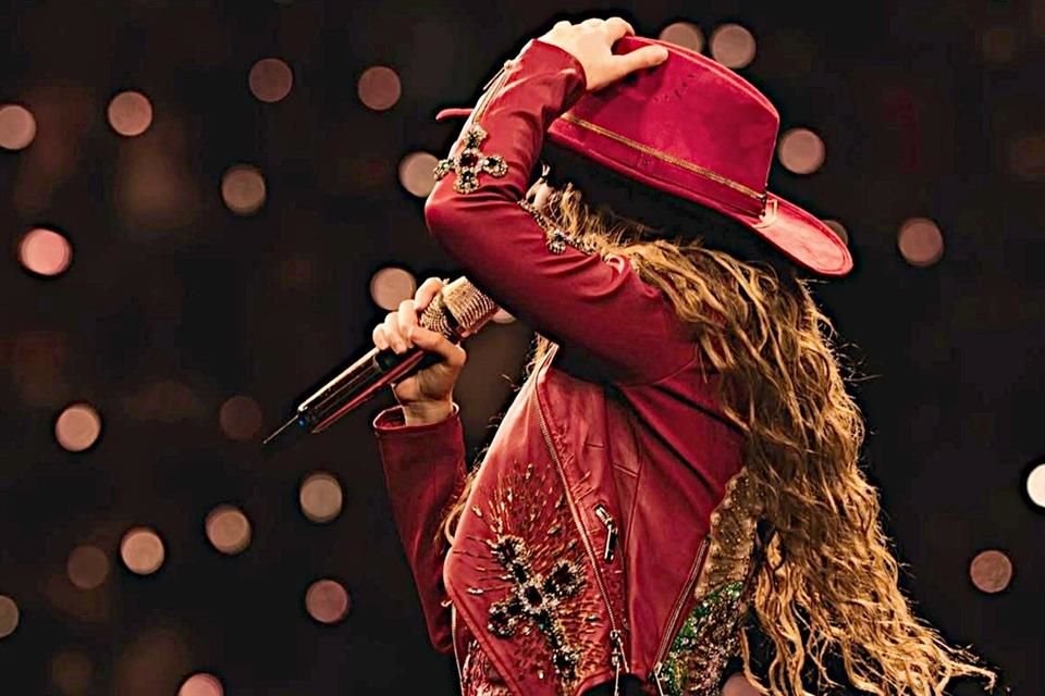 El acercamiento se dio a través del equipo de Shakira, que buscaba un diseñador o diseñadora mexicana que pudiera realizar este trabajo.