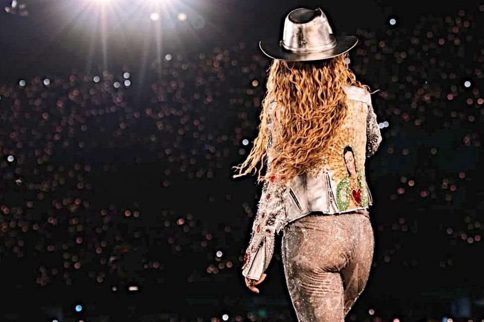Hasta el momento, se han desarrollado aproximadamente seis diseños exclusivos para Shakira, todos pintados y bordados a mano en los headquarters de esta creadora.
