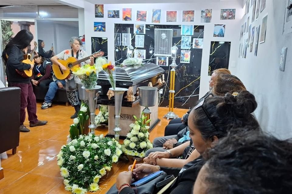 Le cantaron, tocaron la guitarra y pegaron impresiones, además de fotos con su familia.