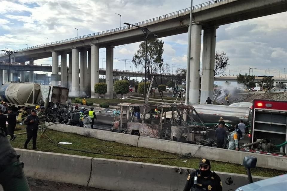 Después de que se señaló la presencia de baches en la zona como posible causa de la volcadura, la FGJ lo descartó.